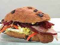 Багет с курицей и свеклой