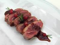 Утиное филе с красной смородиной и розмарином