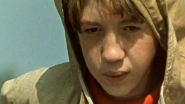 На одном конце червяк...