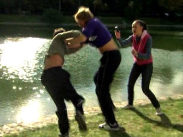 Бей его - я снимаю