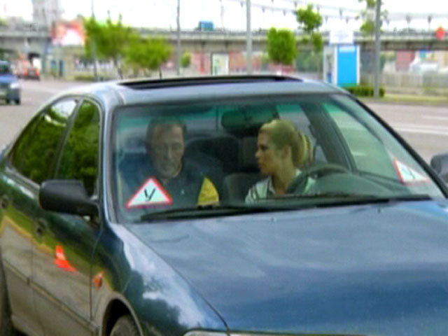 Блондинка на дороге