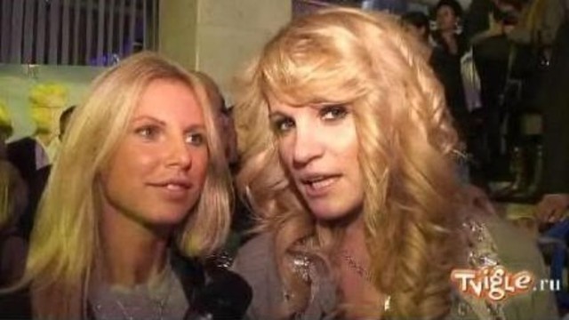 У девушек группы «Reflex» антикризисные костюмы