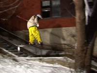 Горные лыжи и лопата