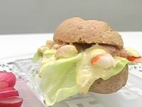 Багет с редисом и креветками