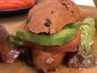 Салат в булочке с изюмом