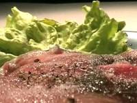 Свежий тунец с помидорами