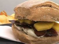 Чиабатта с манго и ветчиной