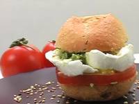 Булочка с песто, помидорами и сыром