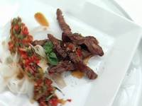 Мясо страуса с рисовой лапшой и базиликом