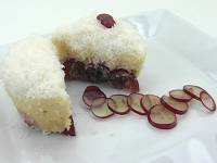 Пареный кокос с виноградом и шоколадом