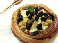 Десерт с яблоком и изюмом