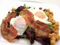 Салат с яйцами-пашот