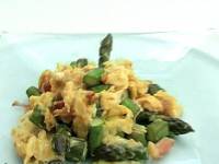 Взбитые яйца со спаржей