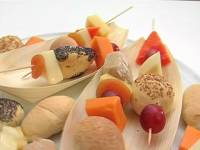 Фрукты и сыр на шпажках
