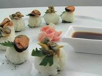 Суши с мидиями и моллюсками